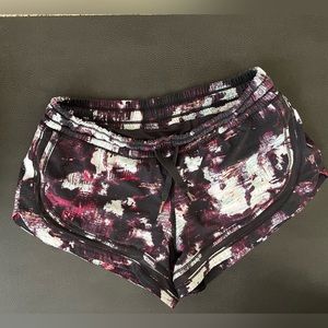 Lululemon Hotty Hot Low Rise Lined Shorts 2.5”
